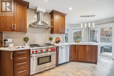 Welcome to 16 Grasett Crescent in Barrie's northwest end! This charming 4+1 bed, 4 bath home boasts...