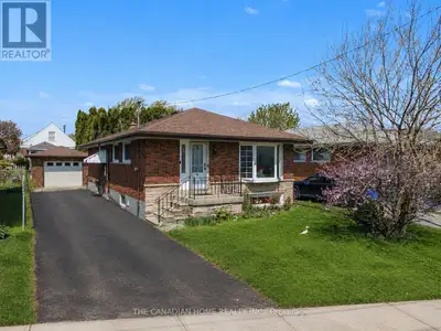 Welcome to this beautifully maintained 3+2 bungalow offering a perfect blend of comfort, functionali...