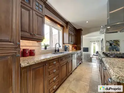 BORD DE L'EAU EMPLACEMENT IDÉAL ! À deux minutes de l'autoroute 40. Rare sur le marché. Rue en forme...