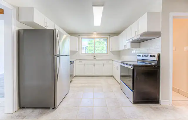 62 DORSET ST - 5 BEDROOM STUDENT UNIT AVAILABLE in Long Term Rentals in Kitchener / Waterloo - Image 9