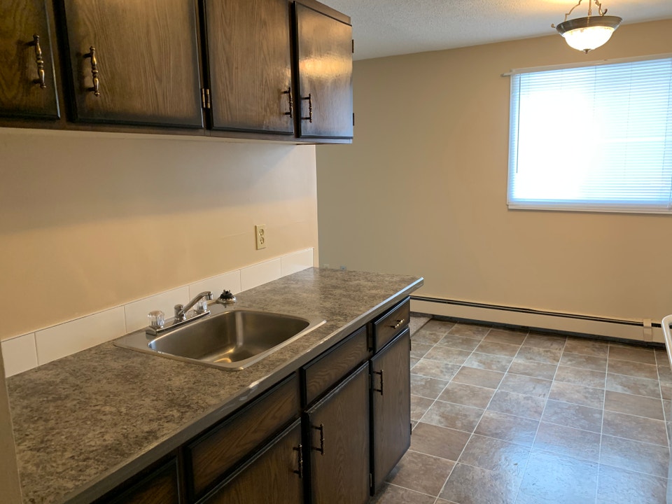 Spacious 1 Bed Apartment in Riverside Meadows!! 3