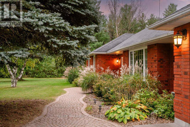 4060 10TH SDRD Bradford West Gwillimbury, Ontario in Houses for Sale in Markham / York Region - Image 4