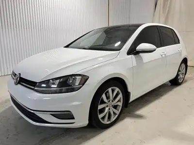La Volkswagen Golf Highline est une voiture compacte haut de gamme qui allie élégance, performances...
