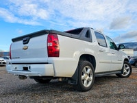Experience power and versatility with the 2007 Chevrolet Avalanche, featuring a striking white exter... (image 2)