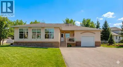 Moving into a condo does not always mean an apartment. This beautiful DETACHED BUNGALOW in The Court...