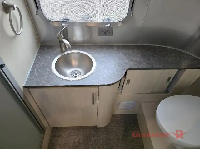 2022 Airstream Flying Cloud 23FB in Travel Trailers & Campers in Calgary - Image 28