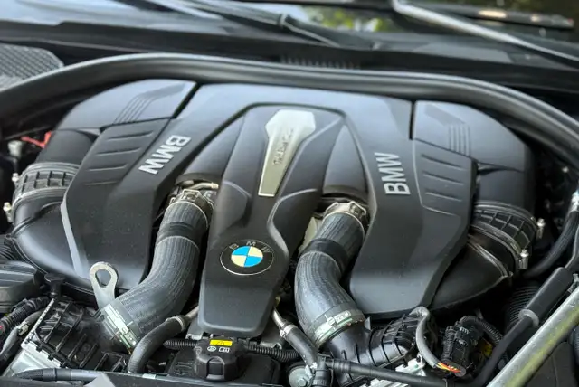 2019 BMW 7 Series 750i xDrive in Cars & Trucks in Calgary - Image 8