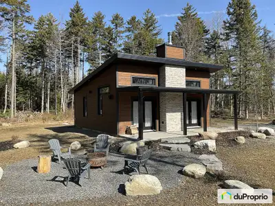 Maison de campagne, contemporaine de deux chambres à coucher. Plancher hypoxie, luminosité incroyabl...