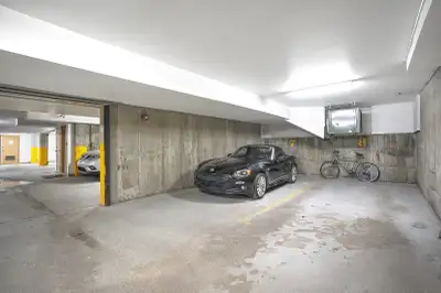 Garage simple à vendre de 20 pieds de profondeur laissant aussi espace pour mettre des vélos. 2 mn d...