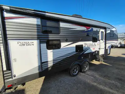 The 2016 Palomino Puma 259RBSS is a fifth-wheel trailer designed with a spacious interior and comfor...