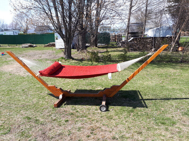 Hamac double matelassé avec oreiller et support mobile en bois | Mobilier  pour terrasse et jardin | Victoriaville | Kijiji