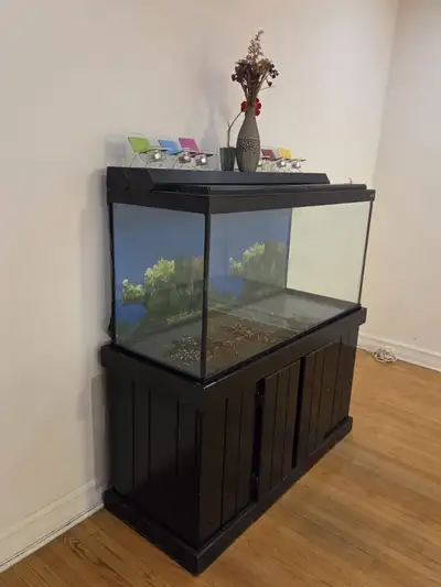 Aquarium 90 Gallons, 48×24x18, Meuble inclus. Pickup seulement, Cote saint luc.