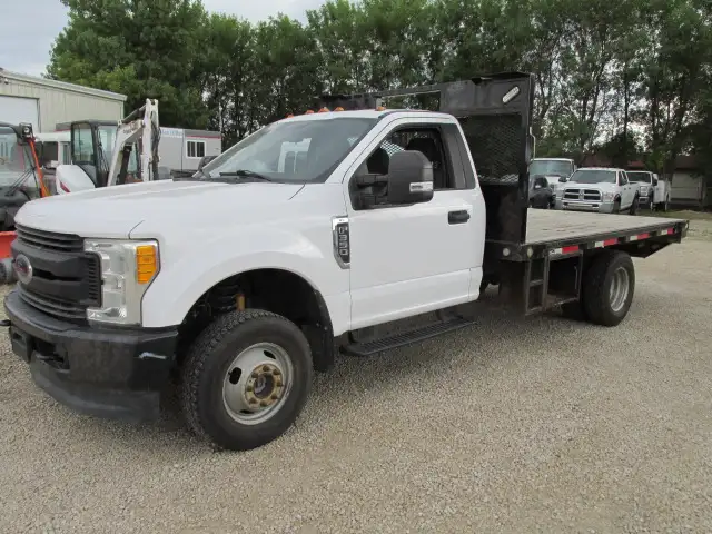 2017 Ford Super Duty F-350 DRW Regular Cab 4x4 12 ft deck
