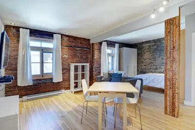 Appartement de style loft à aire ouverte meublé, situé au cœur du Vieux-Québec, au coin de la rue St...