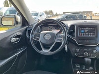 Bright White Clearcoat 2019 Jeep Cherokee Latitude 4WD 9-Speed 948TE Automatic 2.4L I4 Come And Expe... (image 9)