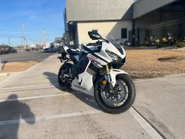 2025 HONDA CBR1000RR - WHITE! in Street, Cruisers & Choppers in Sudbury - Image 3