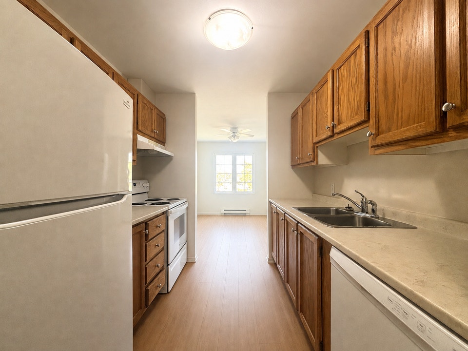 NEAR CCNB DIEPPE 2 BED UNIT LARGE BRIGHT 2