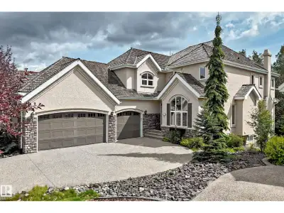 2 Storey Walk-out built by Darren's Homes. Backing onto a ravine. This home has over 5,000 sq.ft. of...