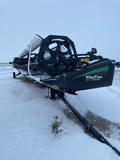 John Deere adapter. 45' width. double knife drive. Pea Auger. For more information please contact yo...