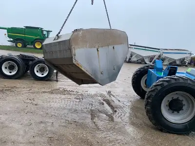 400 gallon stainless steel tank. Wedge shape. .