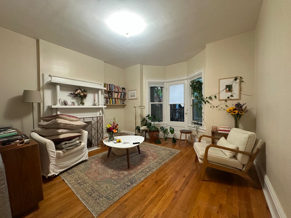 Beaconsfield Village Queen & Dovercourt Main Floor 3 Bedrm  Apt 2
