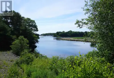 MULTI HOME DEVELOPMENT POTENTIAL OR PLAN YOUR DREAM ESTATE HOME. Minutes from famous Oak Island with...