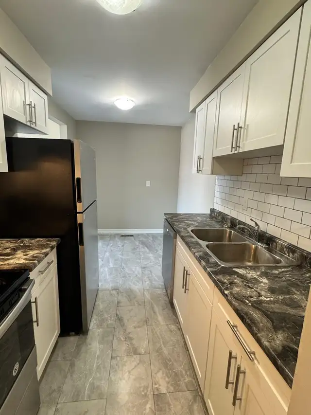 COZY 2BDRM TOWNHOME | LTO PRICE DROP + FREE 65" TV - CENTRAL A/C in Long Term Rentals in Cambridge - Image 7