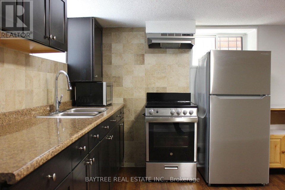 LOWER - 57 CARUS AVENUE Toronto (Wychwood), Ontario 5