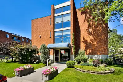 4 1/2 situé dans le Vieux-Longueuil au 435 rue Leblanc ouest. VIVEZ DANS UN ENVIRONNEMENT EXTRAORDIN...