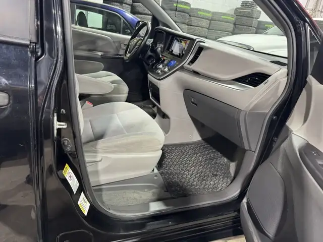 2015 Toyota Sienna LE in Cars & Trucks in City of Montréal - Image 16