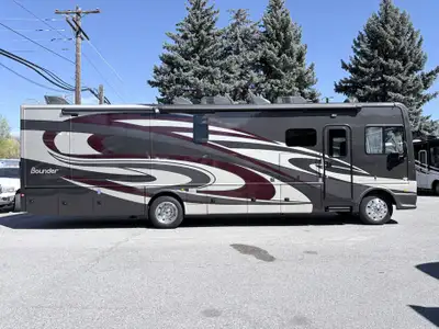The 2019 Fleetwood Bounder 35K is a spacious, family-friendly Class A designed for comfort and versa...