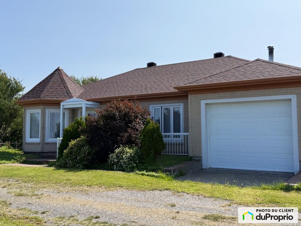 $369,000 - Bungalow for sale in Matane — photo 1