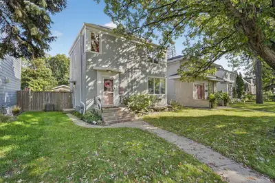 1C//Winnipeg/Showings Now | OFFERS ANYTIME! | Welcome to this beautifully updated 3-bedroom, 2-bath...