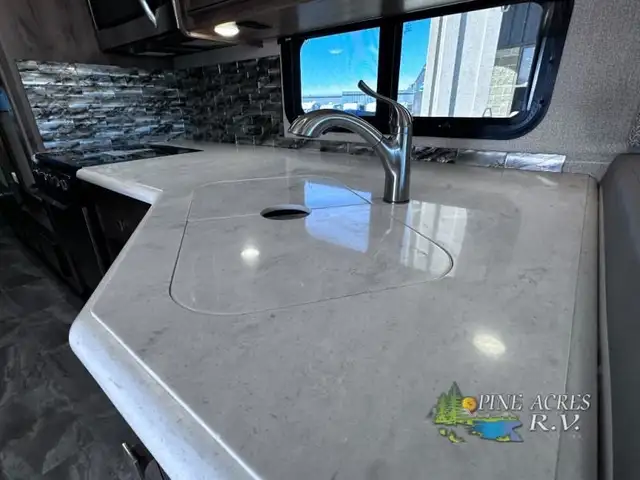 2021 Holiday Rambler Admiral 34J only 13 Milles in RVs & Motorhomes in Moncton - Image 33