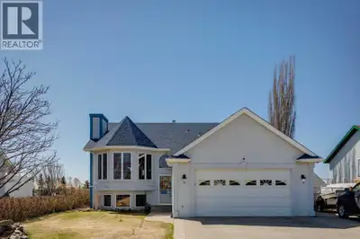 OPEN HOUSE SAT MAY 30TH & SUN MAY 31ST 2:00PM-4:00PM This home has over 2400sqft of livable space, a...