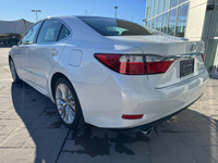 This 2013 Lexus ES 350 Technology package fuly loaded features a lower, progressive profile and clea... (image 1)