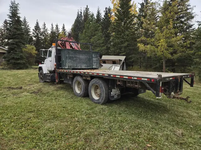 1990 Ford T/A Day Cab Picker Truck L8000 in Heavy Trucks in Calgary - Image 4
