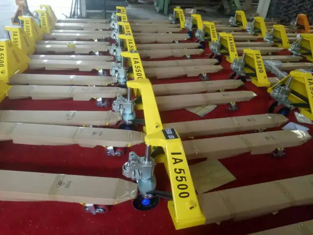 transpalette  chariot elevateur manuel 1 an garantie forklift​ in Other in City of Montréal - Image 3