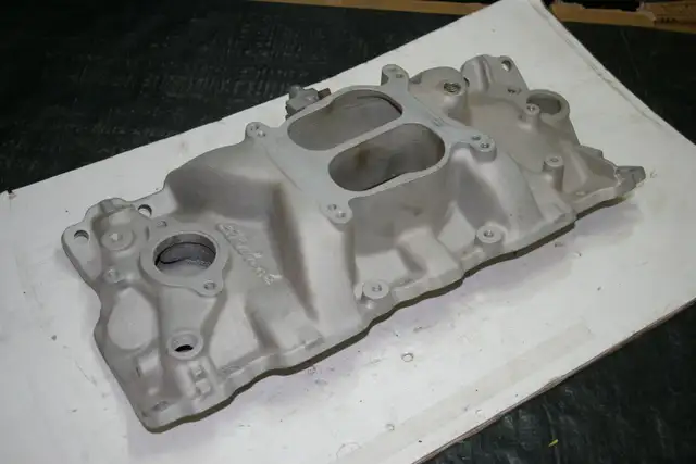 INTAKE MANIFOLD EDELBROCK PERFORMANCE in Auto Body Parts in Edmonton - Image 3