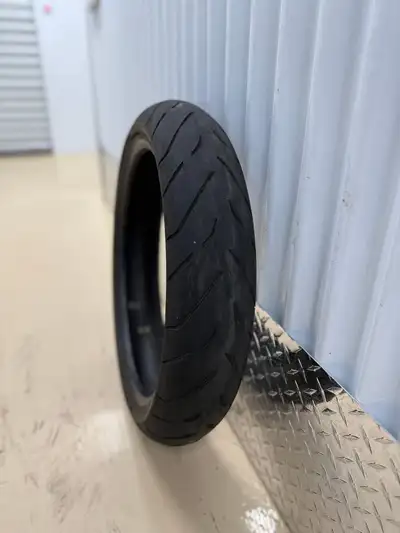 Size 120/70 R17 Motorcycle tire Continental No damage or punctures Price 50$ Located in my storage....