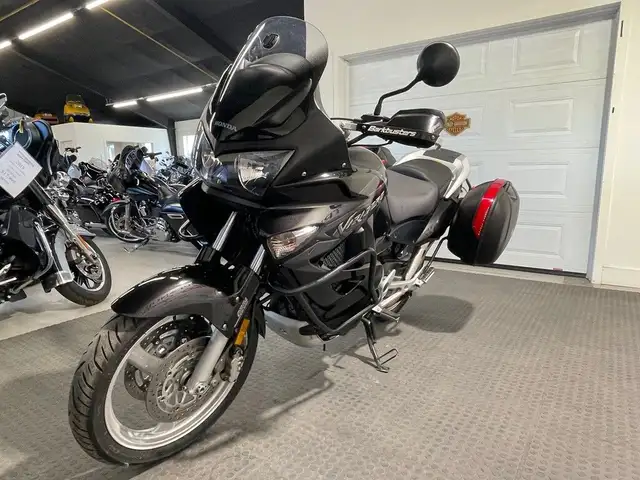 2008 Honda Varadero CLEAN BIKE/CERTIFIED/GIVI SADDLEBAGS/FINANCE in Sport Touring in North Bay - Image 5