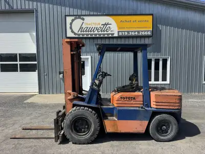Lift au Gaz Automatique Mat 3 sections avec sideshift Freelift Capacité 7000 Lbs Bons Pneus We speak...