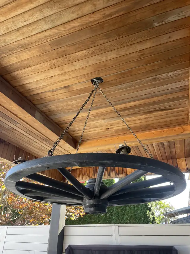 Vintage wagon wheel chandelier light in Indoor Lighting & Fans in City of Toronto - Image 2
