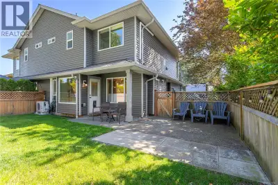 OPEN HOUSE SUNDAY MAY 17 11AM TO 1PM. This well-maintained half duplex offers a traditional layout w...