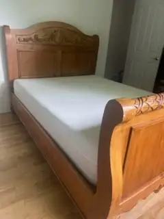 Offrez-vous le summum du confort avec ce magnifique lit en bois massif de grandeur queen, vendu avec...