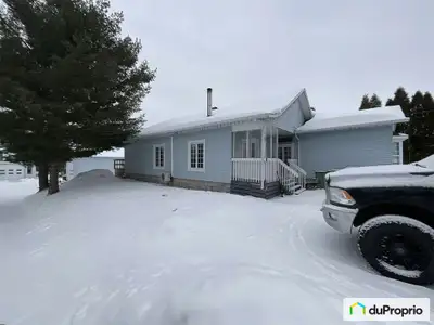 À vendre - Charmante propriété au lac-Kénogami, un havre de paix! Située en campagne, cette maison c...