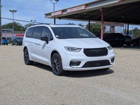 The 2026 Chrysler Pacifica Select offers a stylish, versatile, and family-friendly driving experienc... (image 8)