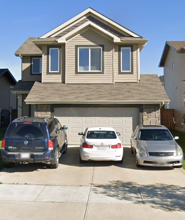 RARE! Pet friendly! Double Attached Garage! 3 Bed 3 Bath! Long Term