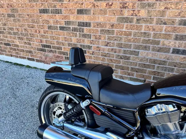 2010 Harley-Davidson V-Rod Muscle **LOW KMS** **EXTRAS** in Street, Cruisers & Choppers in Markham / York Region - Image 17