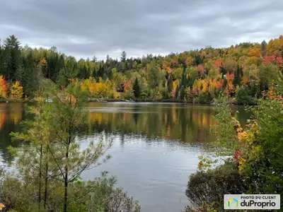 Superbe terrain au bord du lac Laurianne, prêt à construire. Vrai bord de l'eau orienté sud. Plus de...